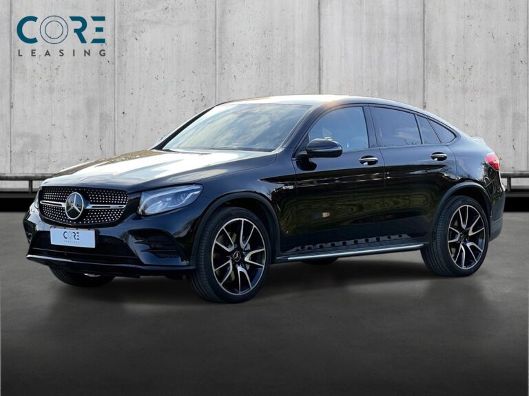 Sortmetal Mercedes GLC43 AMG Coupé aut. 4Matic fra 2017 parkeret foran en betonmur. CORE Leasing A/S er eksperter i Mercedes leasing.