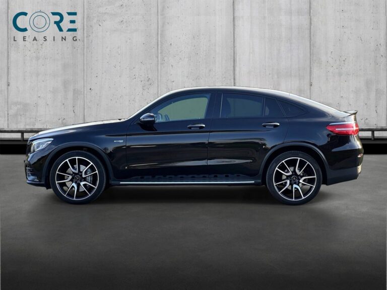 Sortmetal Mercedes GLC43 AMG Coupé aut. 4Matic fra 2017 parkeret foran en betonmur. CORE Leasing A/S er eksperter i Mercedes leasing.
