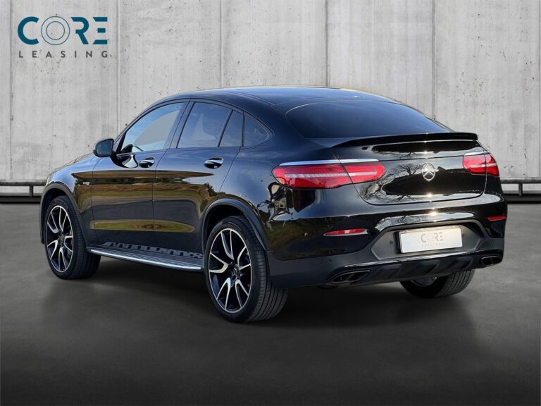 Sortmetal Mercedes GLC43 AMG Coupé aut. 4Matic fra 2017 parkeret foran en betonmur. CORE Leasing A/S er eksperter i Mercedes leasing.