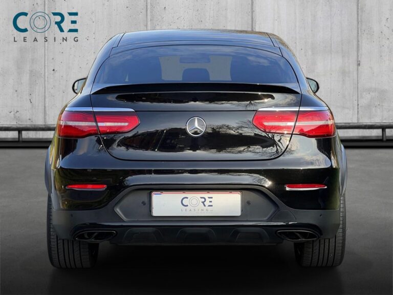 Sortmetal Mercedes GLC43 AMG Coupé aut. 4Matic fra 2017 parkeret foran en betonmur. CORE Leasing A/S er eksperter i Mercedes leasing.