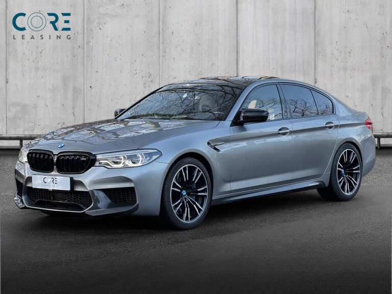Gråmetal BMW M5 xDrive aut. fra 2018 parkeret foran en betonmur. CORE Leasing A/S er eksperter i BMW leasing.