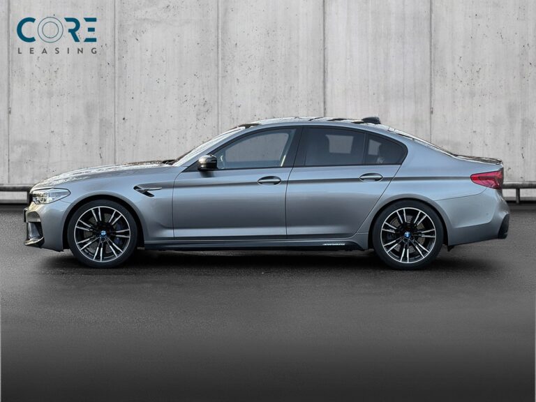 Gråmetal BMW M5 xDrive aut. fra 2018 parkeret foran en betonmur. CORE Leasing A/S er eksperter i BMW leasing.