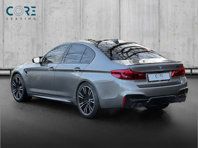 Gråmetal BMW M5 xDrive aut. fra 2018 parkeret foran en betonmur. CORE Leasing A/S er eksperter i BMW leasing.