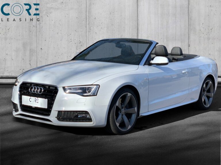 Hvidmetal Audi A5 TFSi Cabriolet quattro S-tr. fra 2015 parkeret foran en betonmur. CORE Leasing A/S er eksperter i Audi leasing.