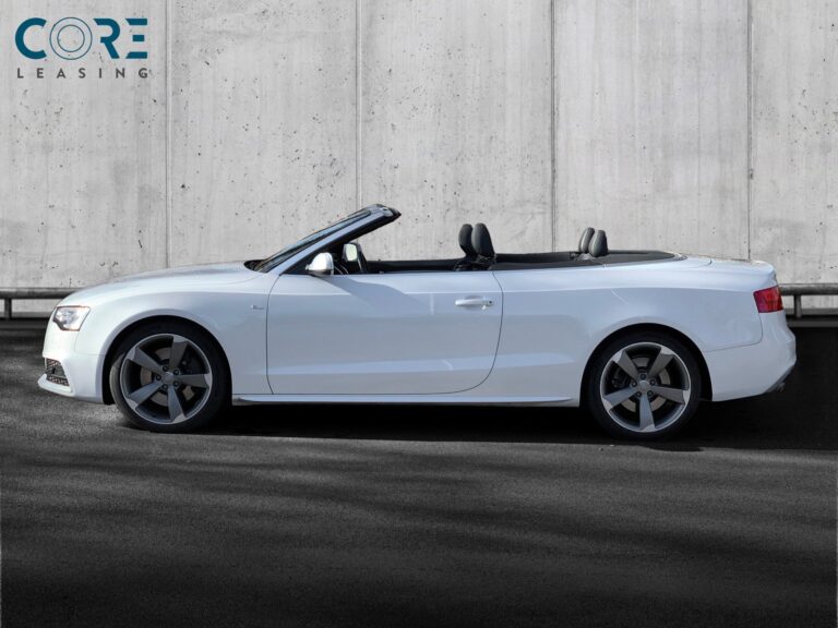 Hvidmetal Audi A5 TFSi Cabriolet quattro S-tr. fra 2015 parkeret foran en betonmur. CORE Leasing A/S er eksperter i Audi leasing.