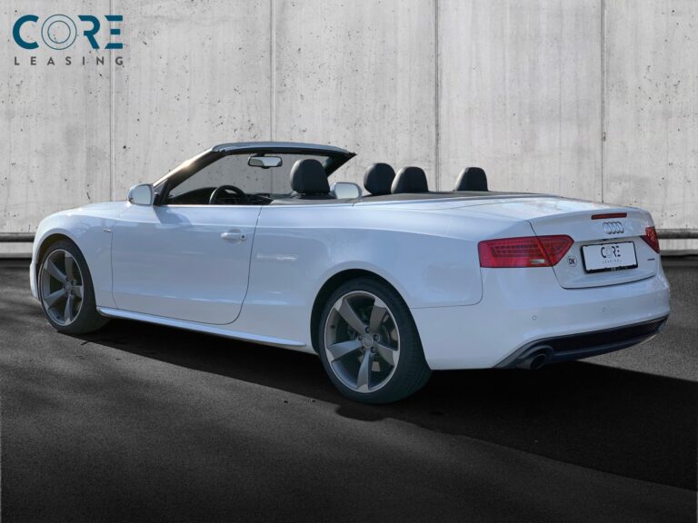 Hvidmetal Audi A5 TFSi Cabriolet quattro S-tr. fra 2015 parkeret foran en betonmur. CORE Leasing A/S er eksperter i Audi leasing.