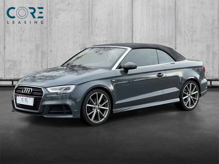 Gråmetal Audi A3 TFSi 150 S-line Cabriolet S-tr. fra 2018 parkeret foran en betonmur. CORE Leasing A/S er eksperter i Audi leasing.
