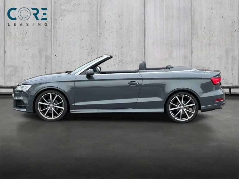 Gråmetal Audi A3 TFSi 150 S-line Cabriolet S-tr. fra 2018 parkeret foran en betonmur. CORE Leasing A/S er eksperter i Audi leasing.
