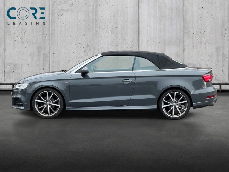 Gråmetal Audi A3 TFSi 150 S-line Cabriolet S-tr. fra 2018 parkeret foran en betonmur. CORE Leasing A/S er eksperter i Audi leasing.