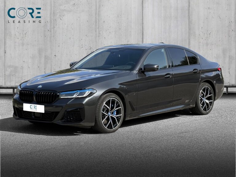 Gråmetal BMW 545e M-Sport xDrive aut. fra 2022 parkeret foran en betonmur. CORE Leasing A/S er eksperter i BMW leasing.