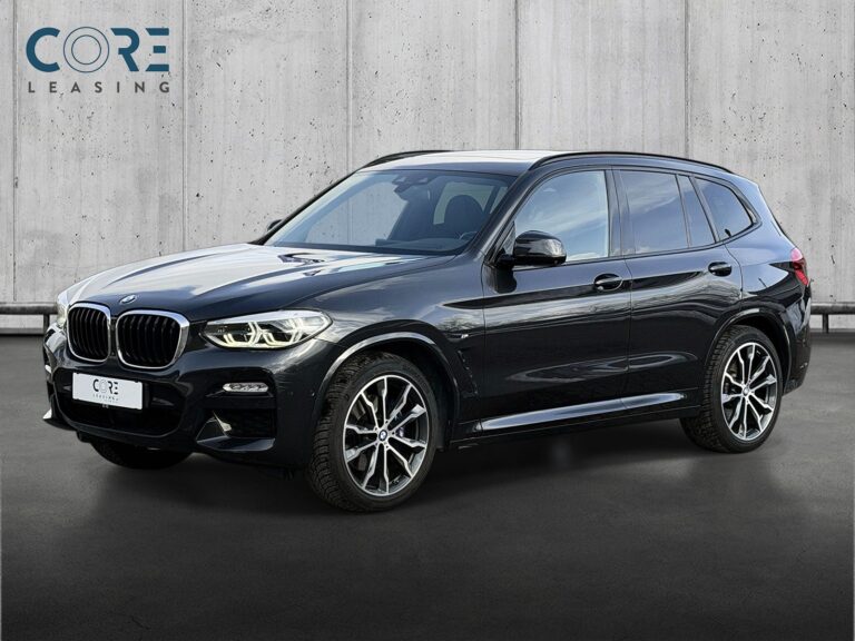 Gråmetal BMW X3 xDrive30d M-Sport aut. fra 2018 parkeret foran en betonmur. CORE Leasing A/S er eksperter i BMW leasing.