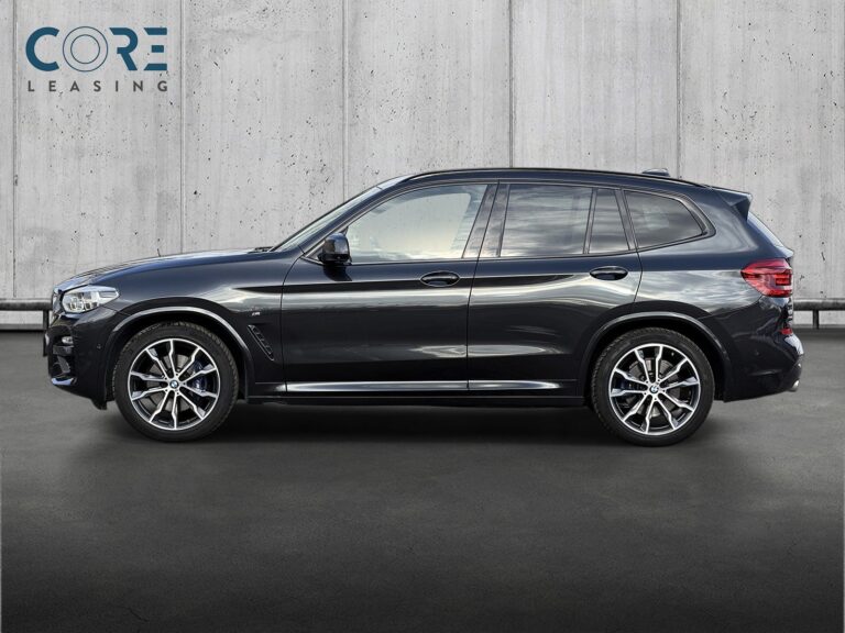 Gråmetal BMW X3 xDrive30d M-Sport aut. fra 2018 parkeret foran en betonmur. CORE Leasing A/S er eksperter i BMW leasing.