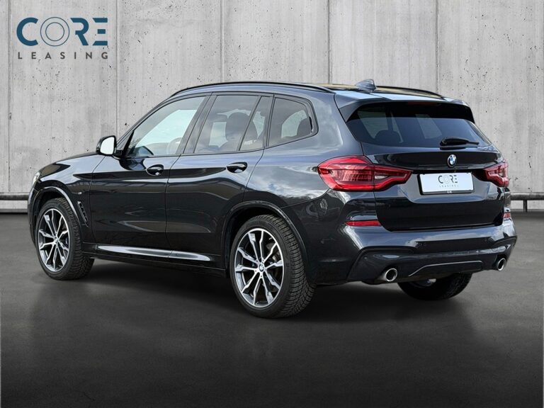 Gråmetal BMW X3 xDrive30d M-Sport aut. fra 2018 parkeret foran en betonmur. CORE Leasing A/S er eksperter i BMW leasing.
