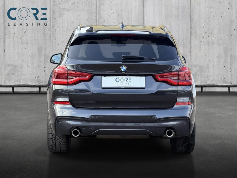 Gråmetal BMW X3 xDrive30d M-Sport aut. fra 2018 parkeret foran en betonmur. CORE Leasing A/S er eksperter i BMW leasing.