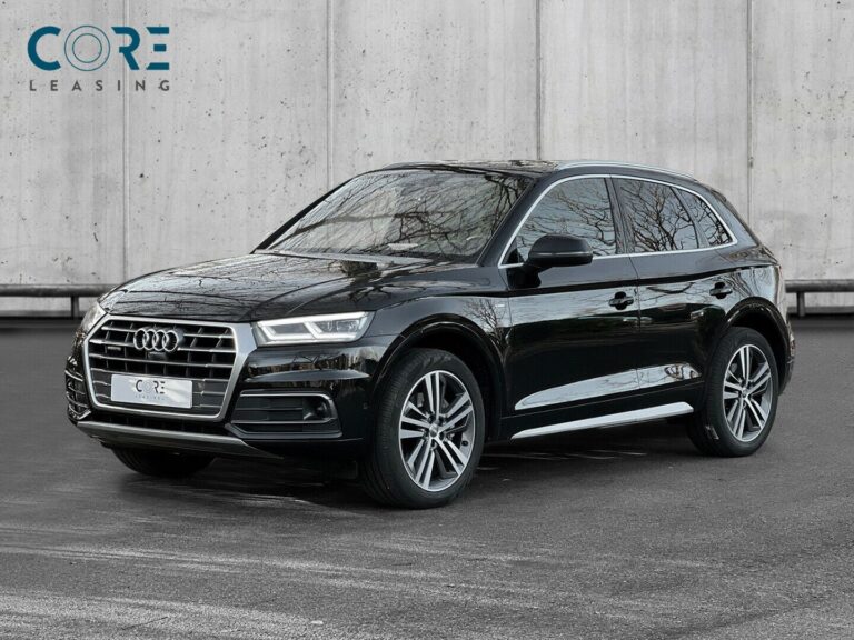 Sortmetal Audi Q5 TDi 190 S-line quattro S-tr. fra 2017 parkeret foran en betonmur. CORE Leasing A/S er eksperter i Audi leasing.