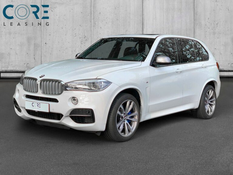 Hvidmetal BMW X5 M50d xDrive aut. fra 2014 parkeret foran en betonmur. CORE Leasing A/S er eksperter i BMW leasing.