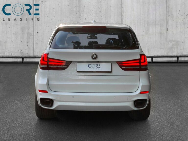 Hvidmetal BMW X5 M50d xDrive aut. fra 2014 parkeret foran en betonmur. CORE Leasing A/S er eksperter i BMW leasing.
