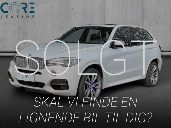 Hvidmetal BMW X5 M50d xDrive aut. fra 2014 parkeret foran en betonmur. CORE Leasing A/S er eksperter i BMW leasing.