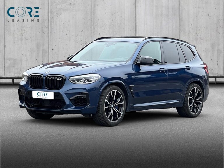 Blåmetal BMW X3 M Competition xDrive aut. fra 2019 parkeret foran en betonmur. CORE Leasing A/S er eksperter i BMW leasing.