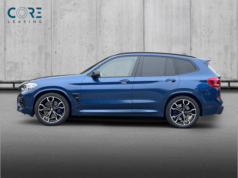 Blåmetal BMW X3 M Competition xDrive aut. fra 2019 parkeret foran en betonmur. CORE Leasing A/S er eksperter i BMW leasing.