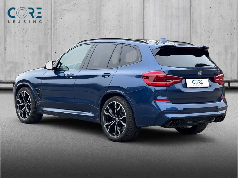 Blåmetal BMW X3 M Competition xDrive aut. fra 2019 parkeret foran en betonmur. CORE Leasing A/S er eksperter i BMW leasing.