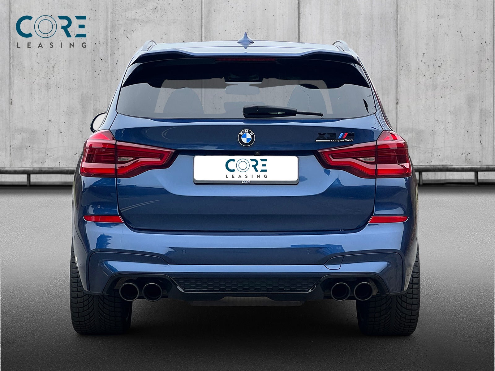 Blåmetal BMW X3 M Competition xDrive aut. fra 2019 parkeret foran en betonmur. CORE Leasing A/S er eksperter i BMW leasing.