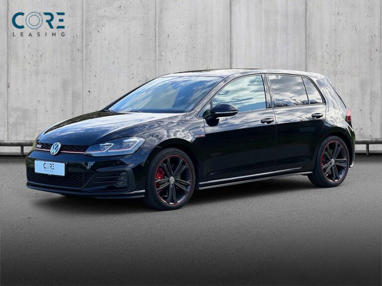 Sortmetal VW Golf VII GTi Performance DSG fra 2018 parkeret foran en betonmur. CORE Leasing A/S er eksperter i VW leasing.