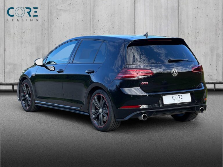 Sortmetal VW Golf VII GTi Performance DSG fra 2018 parkeret foran en betonmur. CORE Leasing A/S er eksperter i VW leasing.