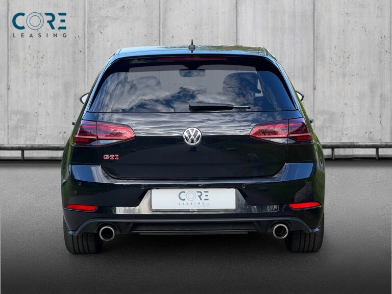 Sortmetal VW Golf VII GTi Performance DSG fra 2018 parkeret foran en betonmur. CORE Leasing A/S er eksperter i VW leasing.