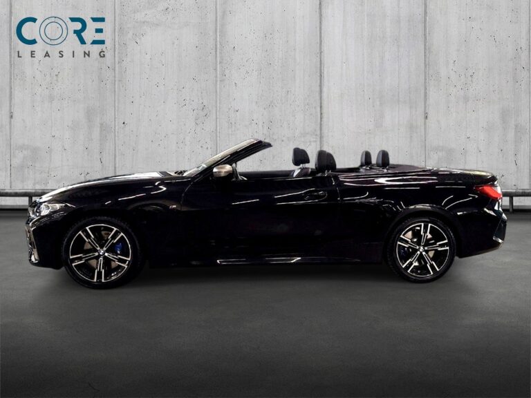 Sortmetal BMW M440i Cabriolet Connected xDrive aut. fra 2022 parkeret foran en betonmur. CORE Leasing A/S er eksperter i BMW leasing.