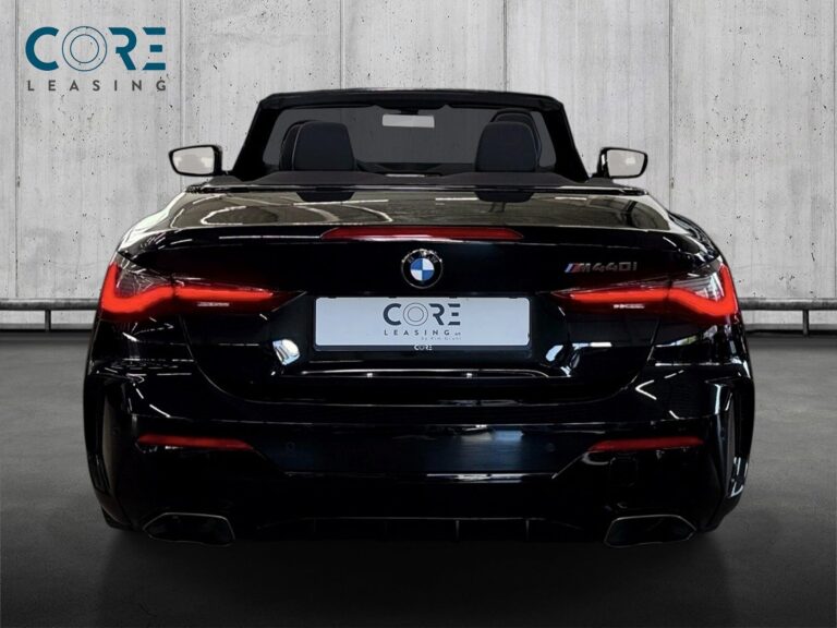 Sortmetal BMW M440i Cabriolet Connected xDrive aut. fra 2022 parkeret foran en betonmur. CORE Leasing A/S er eksperter i BMW leasing.