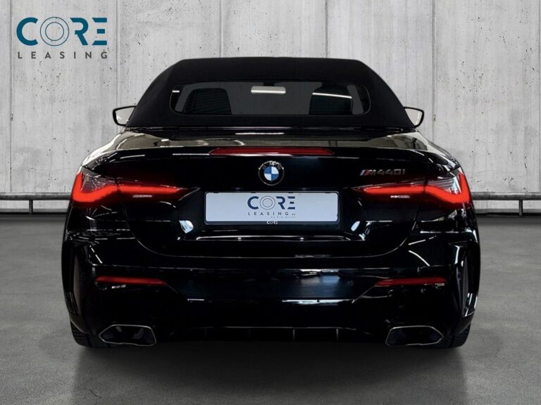 Sortmetal BMW M440i Cabriolet Connected xDrive aut. fra 2022 parkeret foran en betonmur. CORE Leasing A/S er eksperter i BMW leasing.