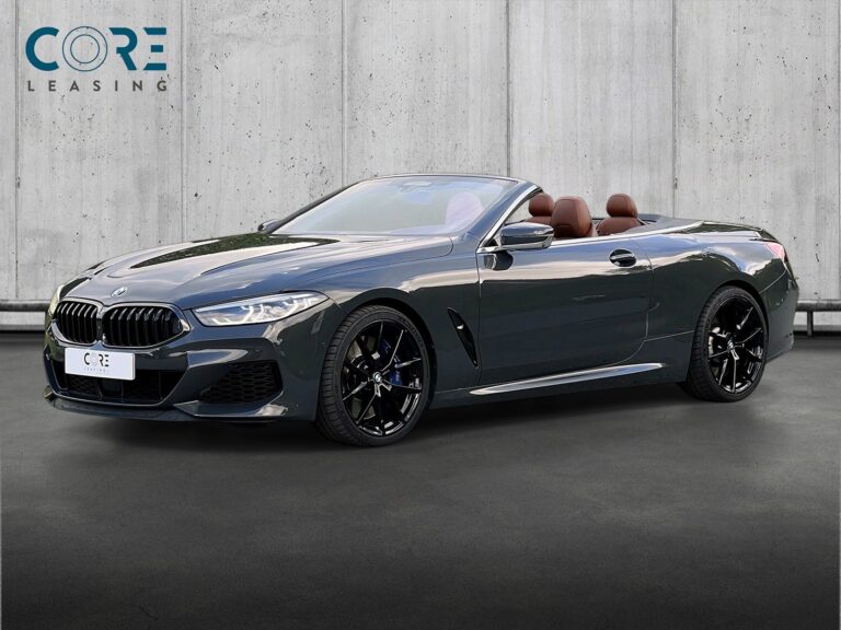 Gråmetal BMW M850i Cabriolet xDrive aut. fra 2019 parkeret foran en betonmur. CORE Leasing A/S er eksperter i BMW leasing.