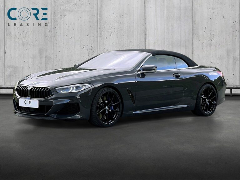 Gråmetal BMW M850i Cabriolet xDrive aut. fra 2019 parkeret foran en betonmur. CORE Leasing A/S er eksperter i BMW leasing.