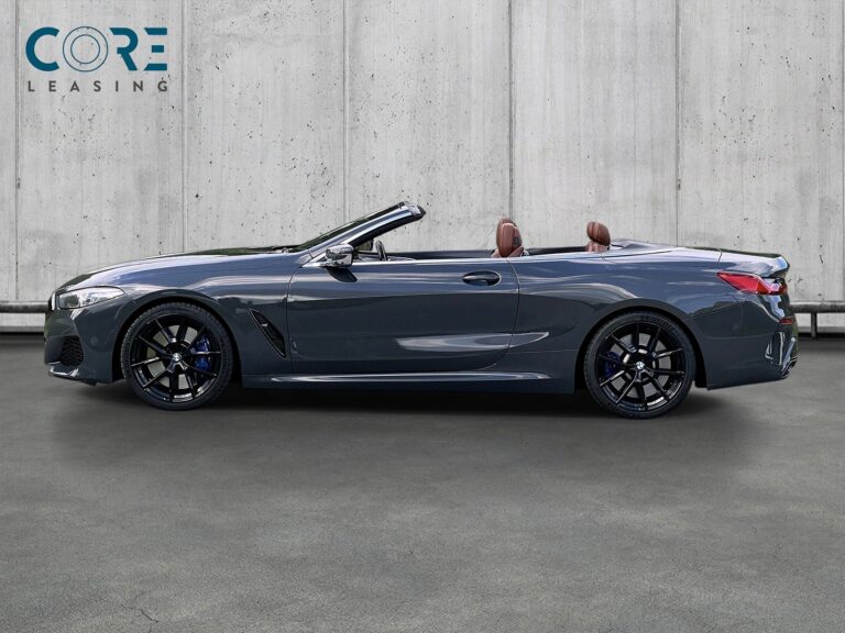 Gråmetal BMW M850i Cabriolet xDrive aut. fra 2019 parkeret foran en betonmur. CORE Leasing A/S er eksperter i BMW leasing.