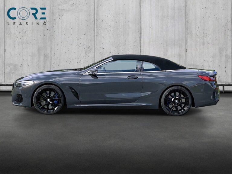 Gråmetal BMW M850i Cabriolet xDrive aut. fra 2019 parkeret foran en betonmur. CORE Leasing A/S er eksperter i BMW leasing.
