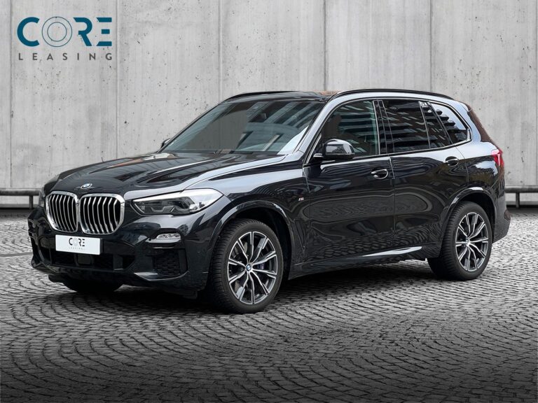 Sortmetal BMW X5 xDrive30d M-Sport aut. fra 2019 parkeret foran en betonmur. CORE Leasing A/S er eksperter i BMW leasing.