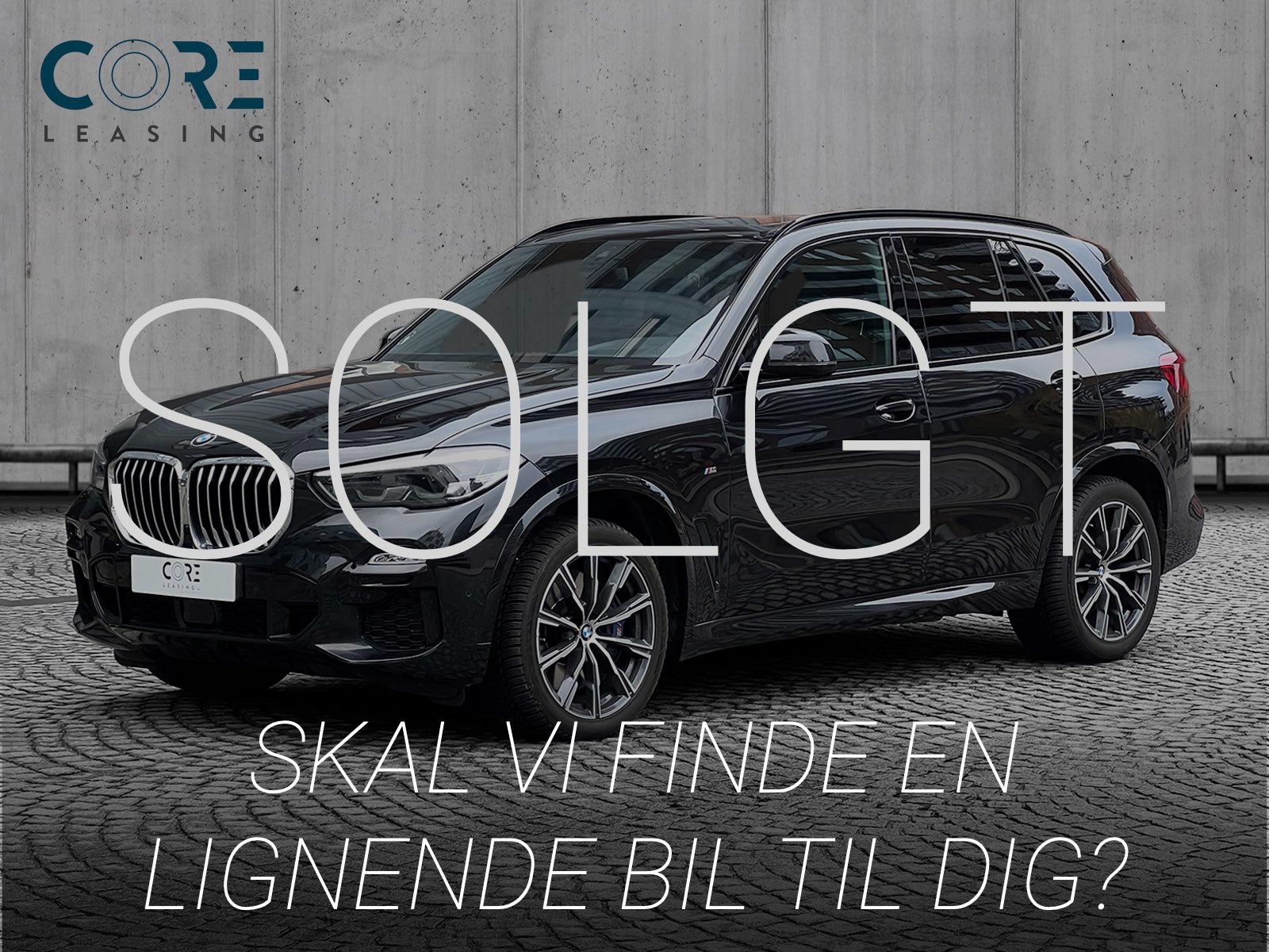 Sortmetal BMW X5 xDrive30d M-Sport aut. fra 2019 parkeret foran en betonmur. CORE Leasing A/S er eksperter i BMW leasing.
