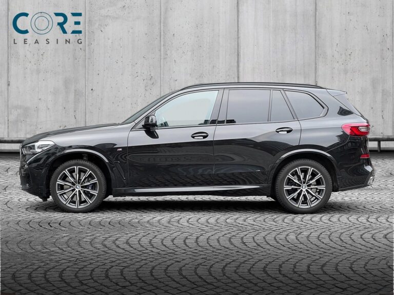 Sortmetal BMW X5 xDrive30d M-Sport aut. fra 2019 parkeret foran en betonmur. CORE Leasing A/S er eksperter i BMW leasing.