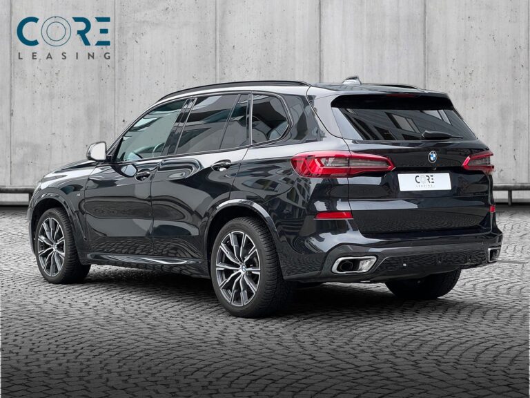 Sortmetal BMW X5 xDrive30d M-Sport aut. fra 2019 parkeret foran en betonmur. CORE Leasing A/S er eksperter i BMW leasing.
