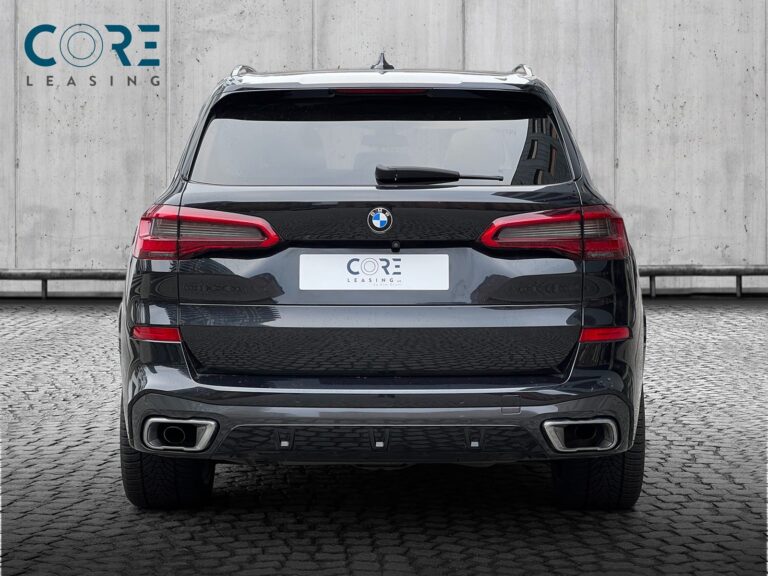 Sortmetal BMW X5 xDrive30d M-Sport aut. fra 2019 parkeret foran en betonmur. CORE Leasing A/S er eksperter i BMW leasing.