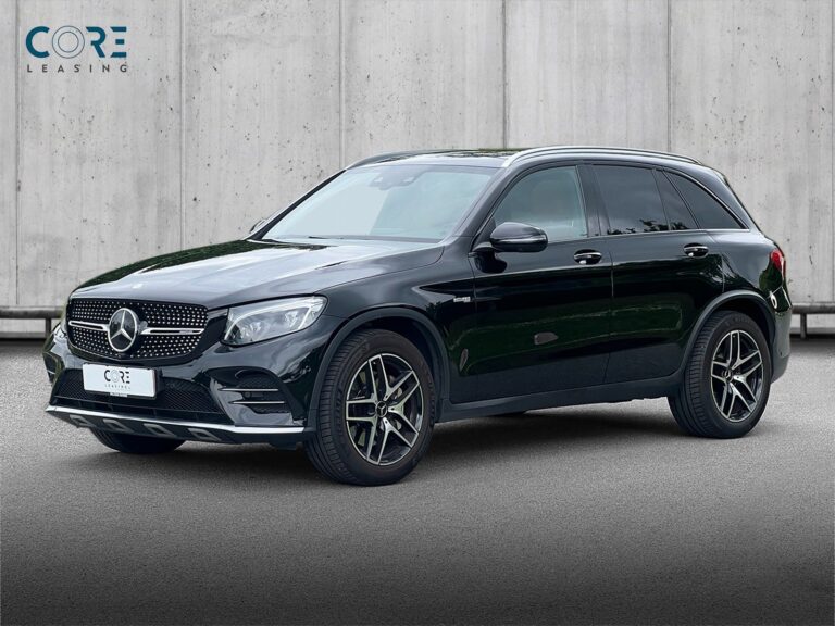 Sortmetal Mercedes GLC43 AMG aut. 4Matic fra 2016 parkeret foran en betonmur. CORE Leasing A/S er eksperter i Mercedes leasing.