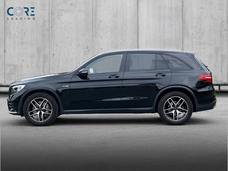 Sortmetal Mercedes GLC43 AMG aut. 4Matic fra 2016 parkeret foran en betonmur. CORE Leasing A/S er eksperter i Mercedes leasing.