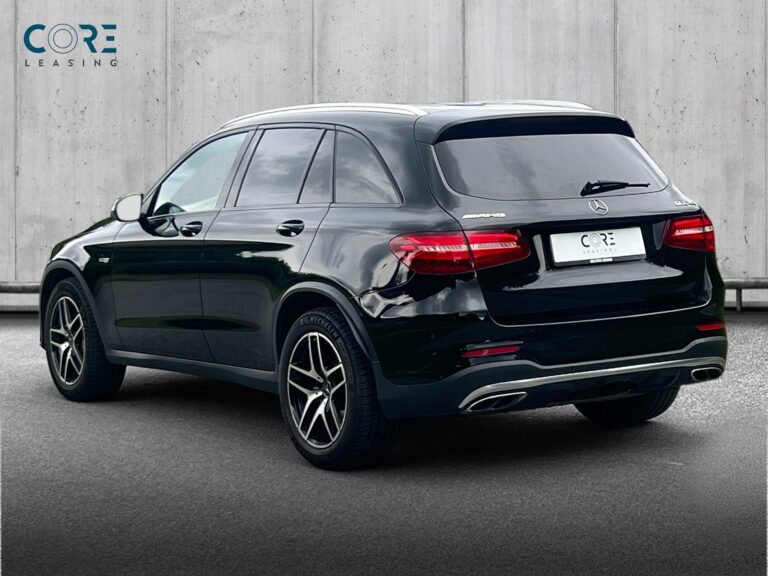 Sortmetal Mercedes GLC43 AMG aut. 4Matic fra 2016 parkeret foran en betonmur. CORE Leasing A/S er eksperter i Mercedes leasing.