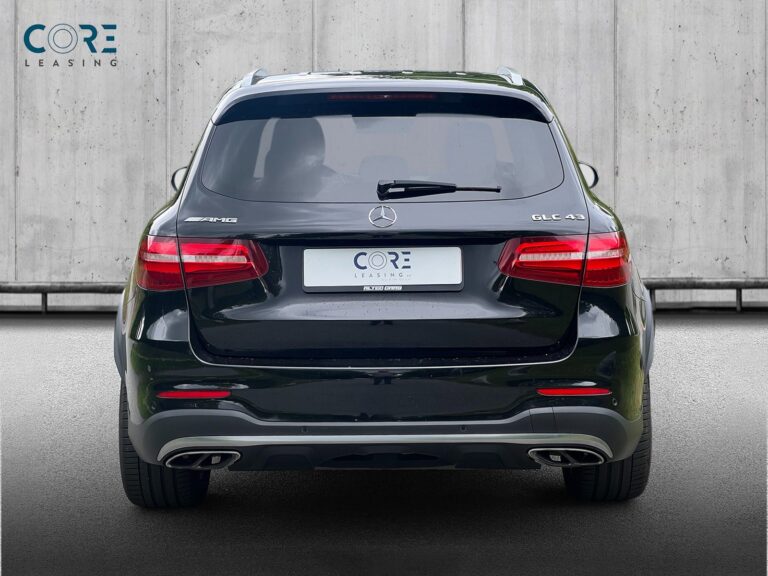 Sortmetal Mercedes GLC43 AMG aut. 4Matic fra 2016 parkeret foran en betonmur. CORE Leasing A/S er eksperter i Mercedes leasing.