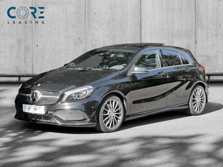 Sortmetal Mercedes A250 aut. fra 2016 parkeret foran en betonmur. CORE Leasing A/S er eksperter i Mercedes leasing.