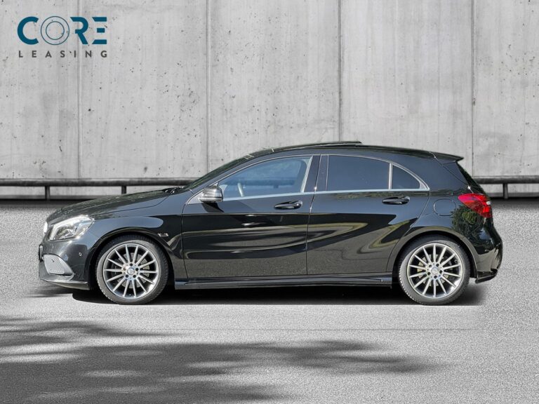 Sortmetal Mercedes A250 aut. fra 2016 parkeret foran en betonmur. CORE Leasing A/S er eksperter i Mercedes leasing.