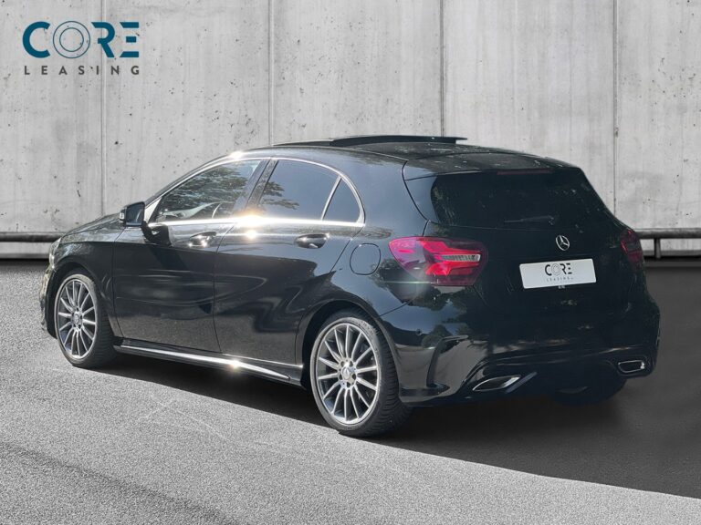Sortmetal Mercedes A250 aut. fra 2016 parkeret foran en betonmur. CORE Leasing A/S er eksperter i Mercedes leasing.