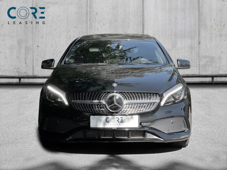 Sortmetal Mercedes A250 aut. fra 2016 parkeret foran en betonmur. CORE Leasing A/S er eksperter i Mercedes leasing.