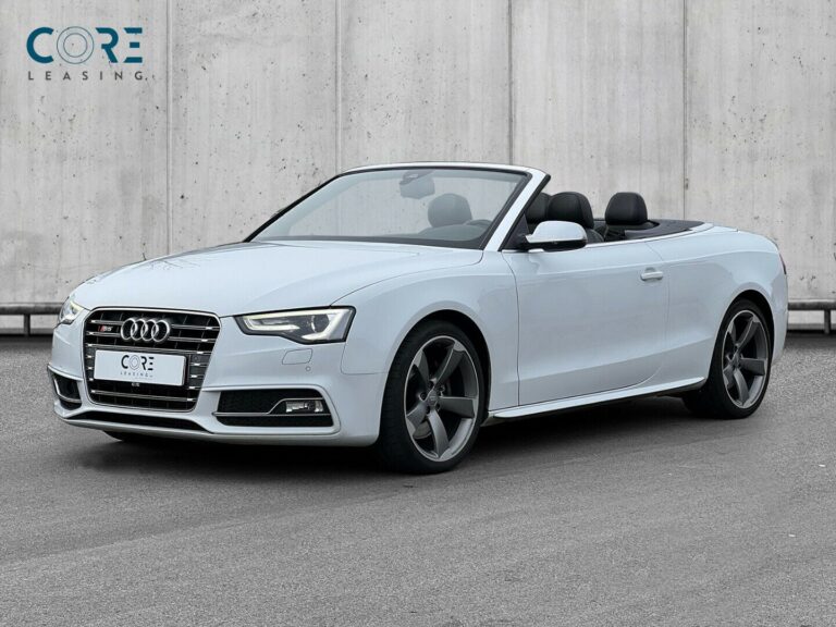 Hvidmetal Audi S5 TFSi Cabriolet quattro S-tr. fra 2012 parkeret foran en betonmur. CORE Leasing A/S er eksperter i Audi leasing.